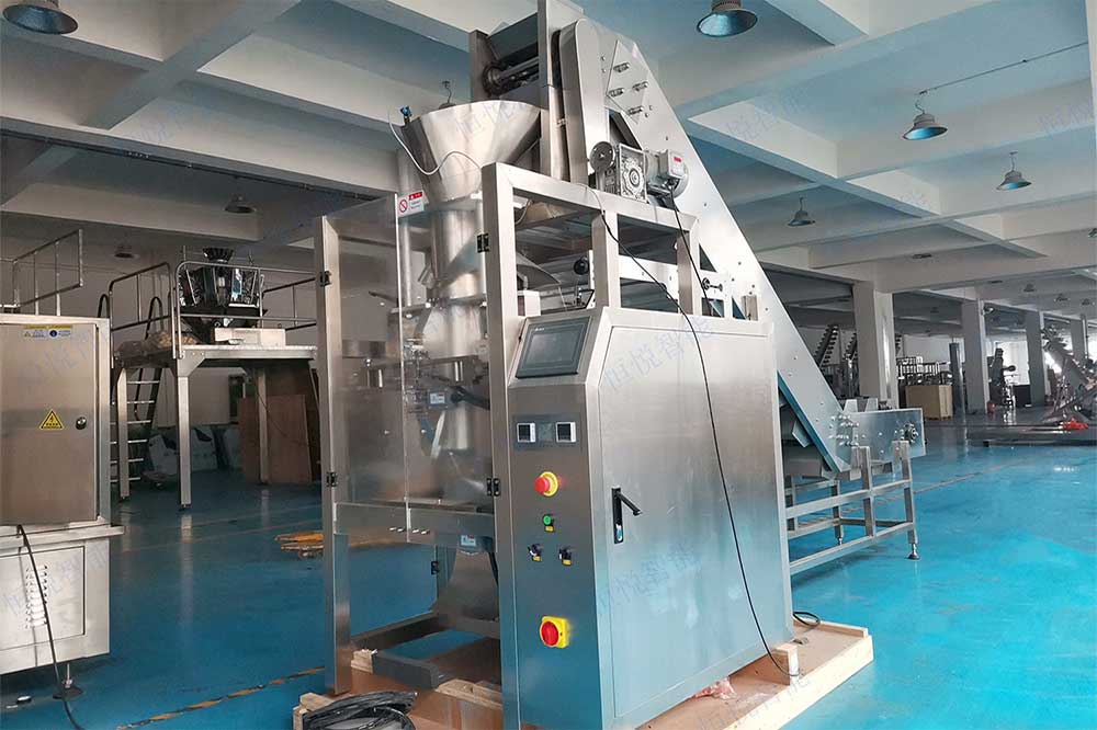 熱干面包裝機(jī)集成碗式上料機(jī)與全自動(dòng)立式包裝機(jī)或給袋式包裝機(jī)相結(jié)合的方式實(shí)現(xiàn)自動(dòng)上料