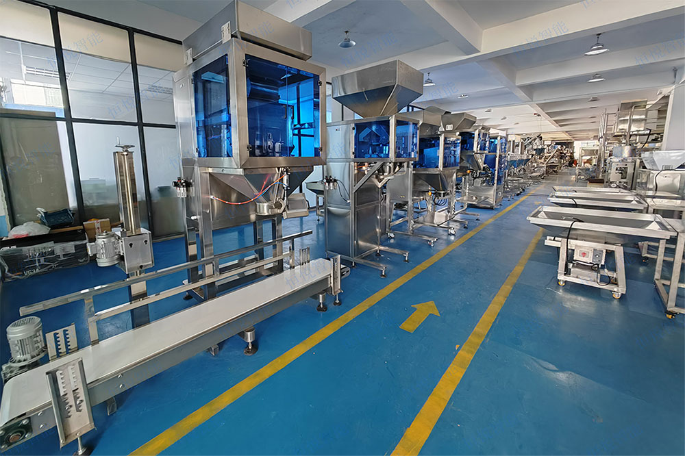 IMG_20240830_1316012.jpg ⑶、25公斤顆粒包裝機(jī)采用雙斗秤或四斗秤振動(dòng)下料