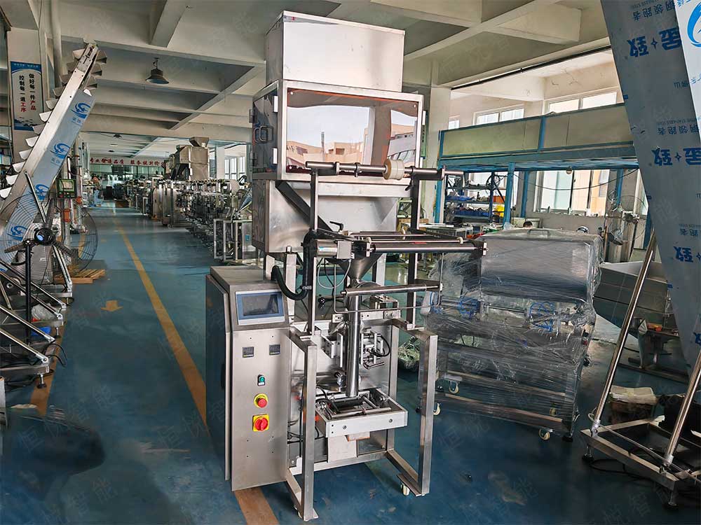 小型自動(dòng)稱重包裝機(jī)廣泛應(yīng)用于食品、藥品、化工等行業(yè)的小劑量產(chǎn)品包裝