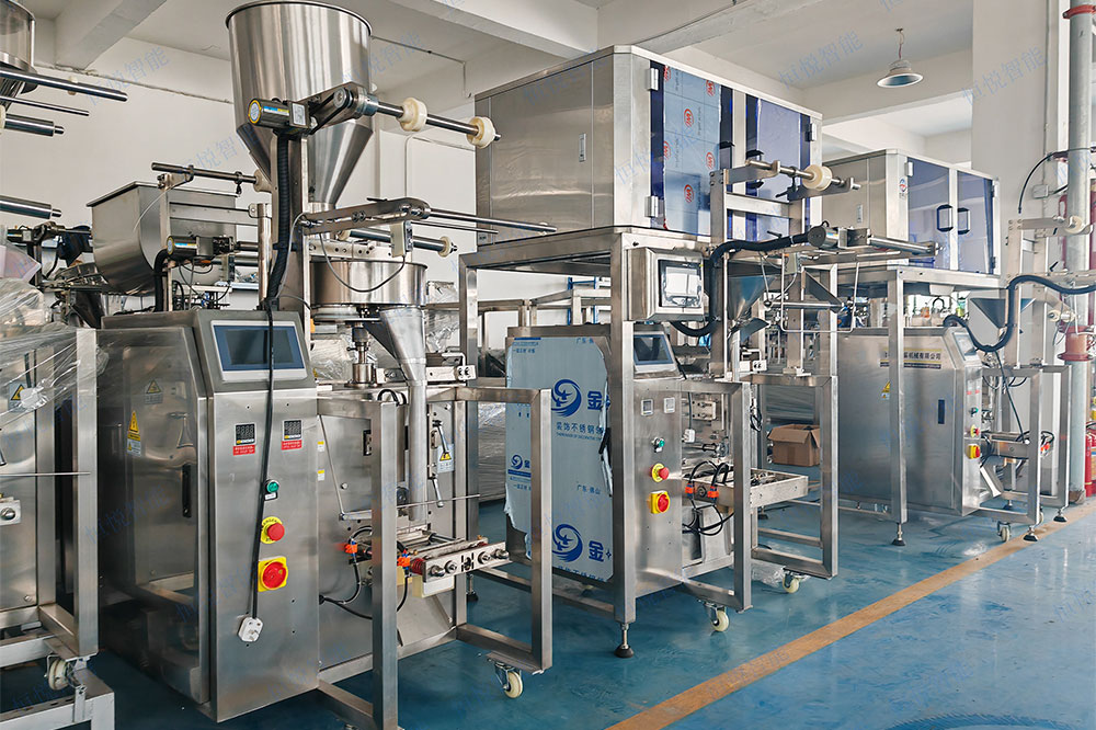 立式小食品包裝機(jī)是目前食品包裝應(yīng)用相對廣泛的一款包裝設(shè)備。