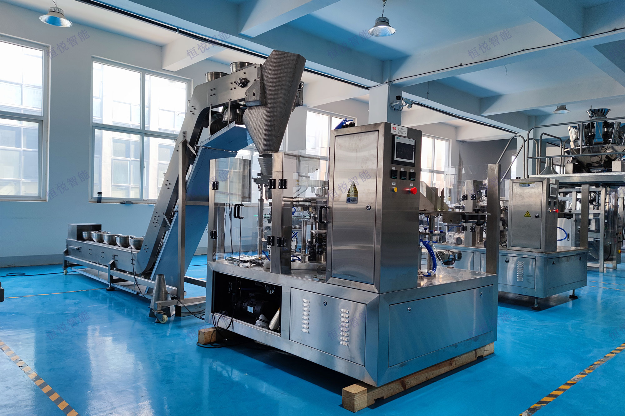 自動稱重式預(yù)制菜包裝機是預(yù)制菜工業(yè)化生產(chǎn)的核心設(shè)備