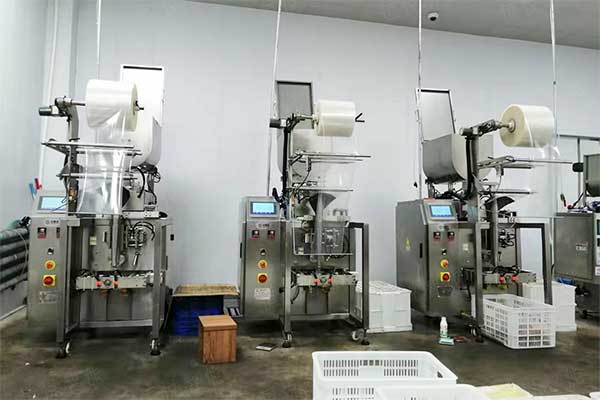 小袋方便面調(diào)料包裝機(jī)，制袋精美效率高